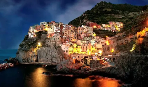 Италия Обои на телефон город на холме у воды ночью