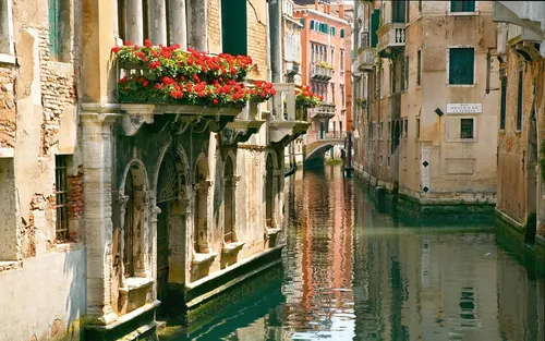 Италия Обои на телефон канал со зданиями и цветами сбоку