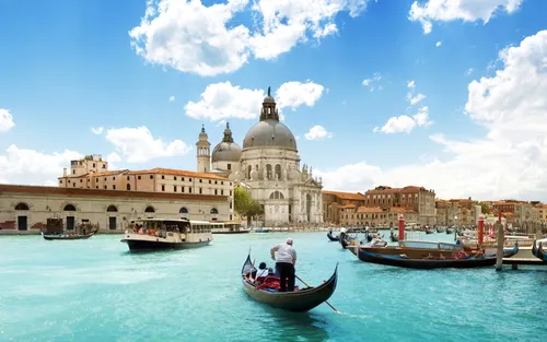 Италия Обои на телефон группа лодок в водоеме со зданиями на заднем плане