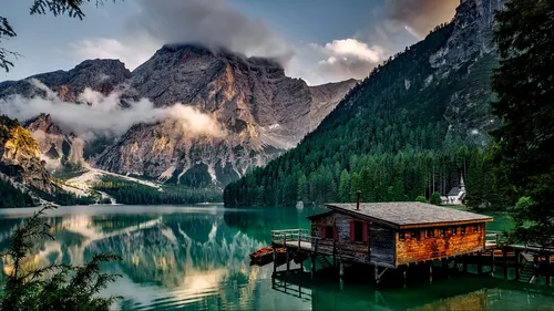 Италия Обои на телефон дом на причале у озера с горами на заднем плане
