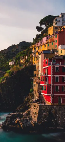 Италия Обои на телефон группа красочных зданий на скале над водой