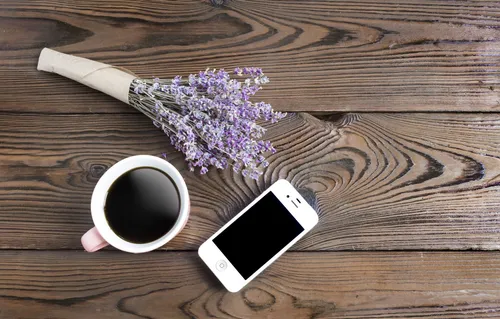 Лаванда Обои на телефон чашка кофе и мобильный телефон на столе