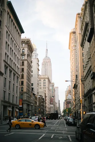 Нью Йорк Обои на телефон городская улица с автомобилями и людьми