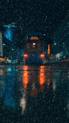 Ночь Обои на телефон автобус на мокрой улице ночью