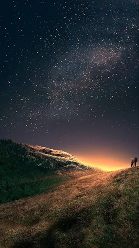 Ночь Обои на телефон пара человек идет по холму со звездным небом