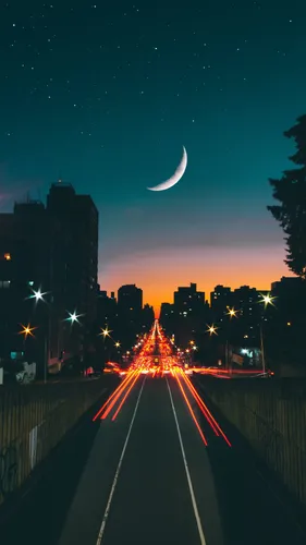 Ночь Обои на телефон дорога с луной в небе и зданиями сбоку