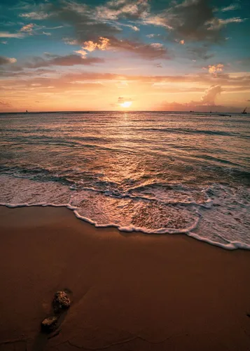 Море Обои на телефон пляж с волнами и закатом