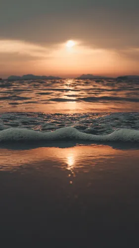 Море Обои на телефон водоем с волнами и закатом на заднем плане