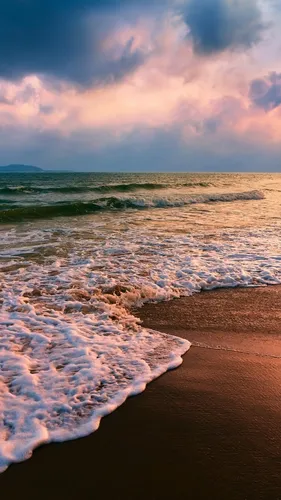 Море Обои на телефон пляж с падающими на него волнами