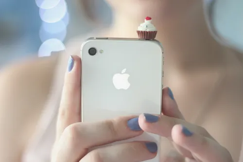 Apple Обои на телефон человек, держащий мобильный телефон