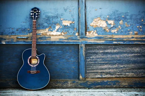 Гитара Обои на телефон гитара, прислонившаяся к стене