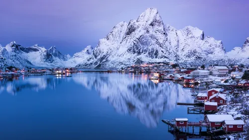 Норвегия Обои на телефон город рядом с водоемом с горой на заднем плане