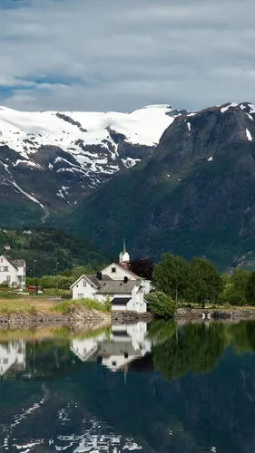 Норвегия Обои на телефон здание на берегу озера с горами на заднем плане