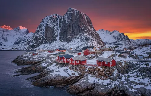 Норвегия Обои на телефон группа домов у водоема с горами на заднем плане