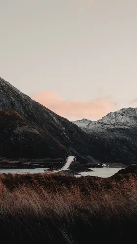 Норвегия Обои на телефон дорога, проходящая через долину между горами