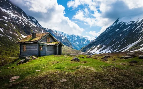 Норвегия Обои на телефон небольшой домик в травянистой долине между горами