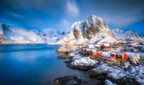 Норвегия Обои на телефон группа зданий у водоема с горами на заднем плане