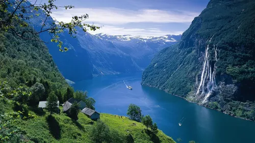 Норвегия Обои на телефон Гейрангер-фьорд и дом на скале у озера