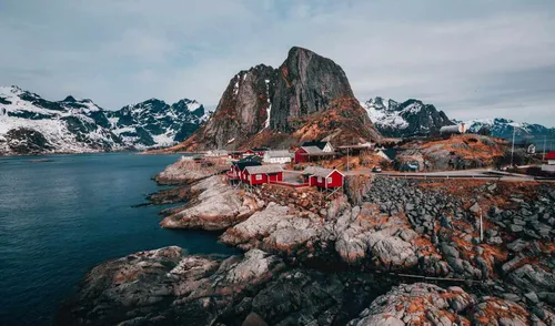Норвегия Обои на телефон дом на скалистом утесе у воды