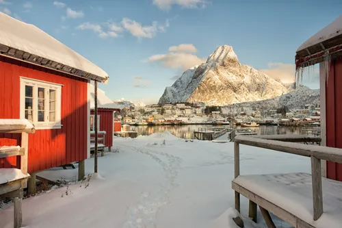 Норвегия Обои на телефон снежный город с горой на заднем плане