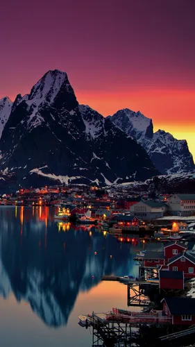 Норвегия Обои на телефон город у озера с горами на заднем плане