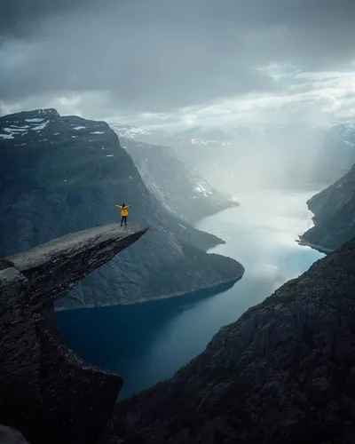 Норвегия Обои на телефон человек, стоящий на скале над водоемом
