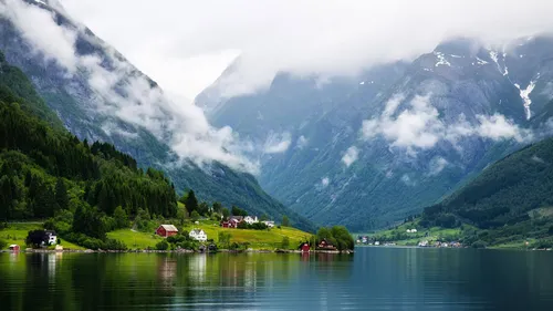 Норвегия Обои на телефон озеро с горами и деревьями вокруг него