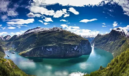Норвегия Обои на телефон большая скала в водоеме, окруженном горами