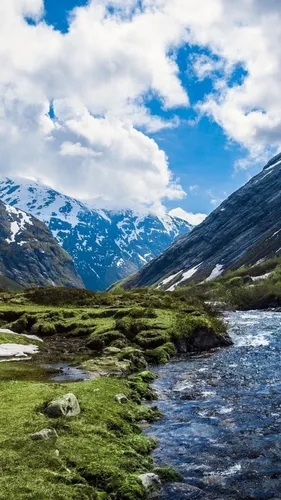 Норвегия Обои на телефон река, протекающая через долину между горами