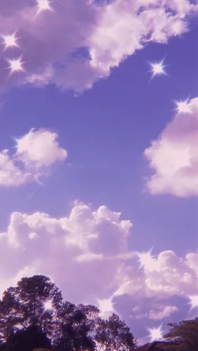 Нежно Фиолетовые Обои на телефон голубое небо с облаками и деревьями