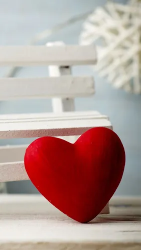 Красивые Сердечки Обои на телефон красное сердце на столе