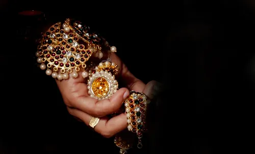 Драгоценности Обои на телефон рука держит золотой и серебряный предмет с разноцветными бусинами