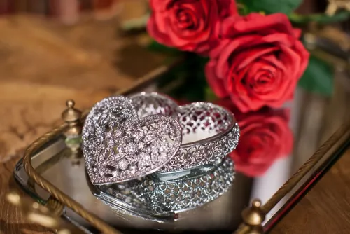 Драгоценности Обои на телефон серебряное кольцо с бриллиантом на золотом кольце на столе