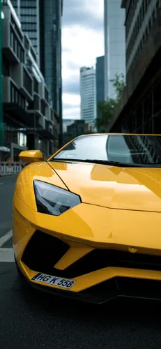 Машины Ламборджини Обои на телефон желтый автомобиль, припаркованный в городе