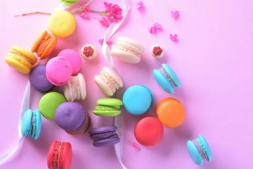 Макаруны Обои на телефон группа разноцветных конфет