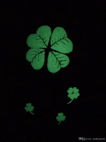Четырехлистный Клевер Обои на телефон зеленый лист с белыми пятнами