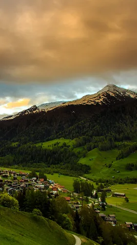 Швейцария Обои на телефон долина с домами и деревьями на фоне горы