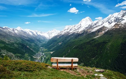 Швейцария Обои на телефон скамейка сидит посреди травянистой зоны