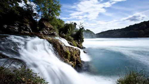 Швейцария Обои на телефон водопад с деревьями и скалами