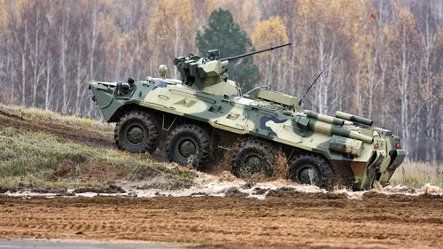 Армия России Обои на телефон военный автомобиль, движущийся по грунтовой дороге