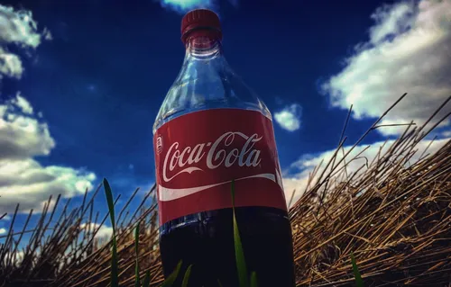 Кока Кола Обои на телефон бутылка газировки в поле