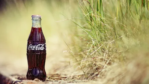 Кока Кола Обои на телефон бутылка газировки на земле