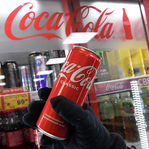 Кока Кола Обои на телефон рука, держащая красную банку