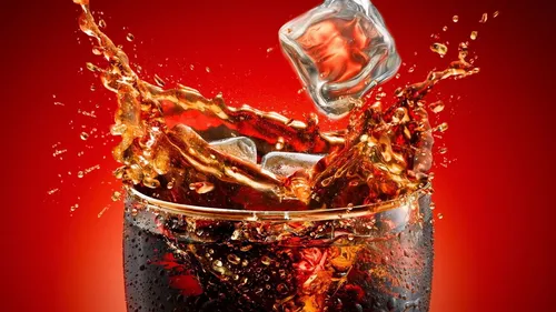 Кока Кола Обои на телефон стакан жидкости с красным фоном
