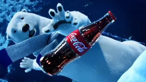Кока Кола Обои на телефон бутылка газировки с медведем сбоку