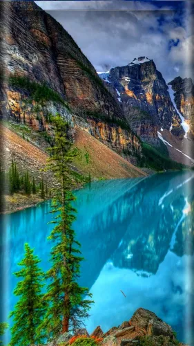 Красивые Природа Обои на телефон большой водопад с деревьями и горами