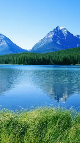 Красивые Природа Обои на телефон озеро с горой на заднем плане