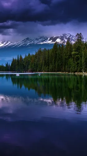 Красивые Природа Обои на телефон озеро с деревьями и горами на заднем плане