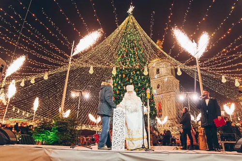 Новогодние Картинки свадебная церемония с парой человек и большим украшенным деревом