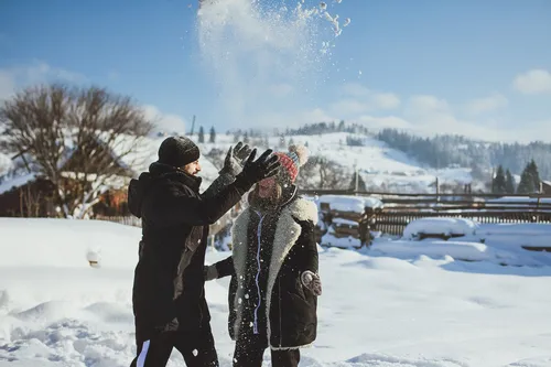 Зима Картинки мужчина и женщина стоят на снегу с большим шлейфом дыма